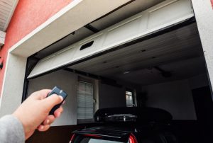 Garageport PVC. Handanvänd fjärrkontroll för att stänga och öppna garageport